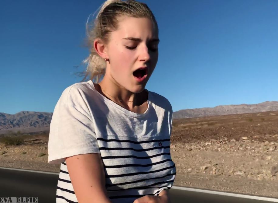 Berhubungan seks di mobil convertible dalam perjalanan ke Las Vegas