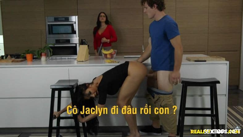 Bermain dengan sahabat ibu Vietsub